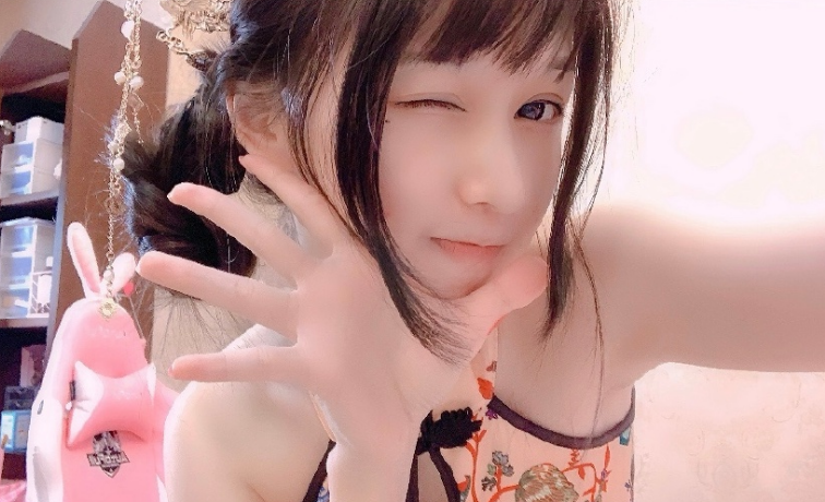 蔡萝莉放弃萝莉服，终于对旗袍下手了，暴露其身材引网友关注！