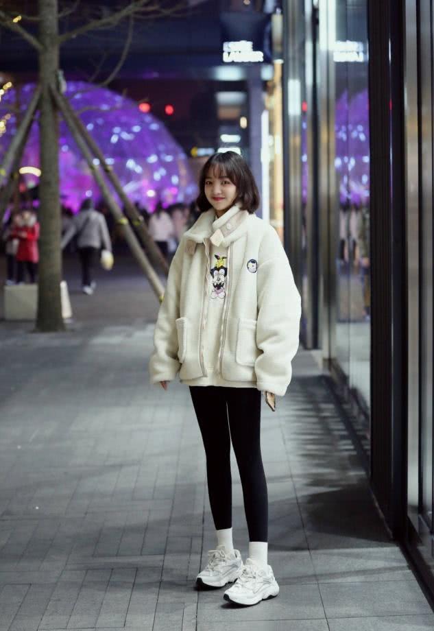 国内街拍：今年最流行的冬装，时髦女生都穿它过冬