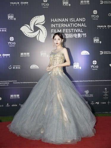 美女张嘉倪穿雾霾蓝长裙,美得不可方物,这气质太迷人