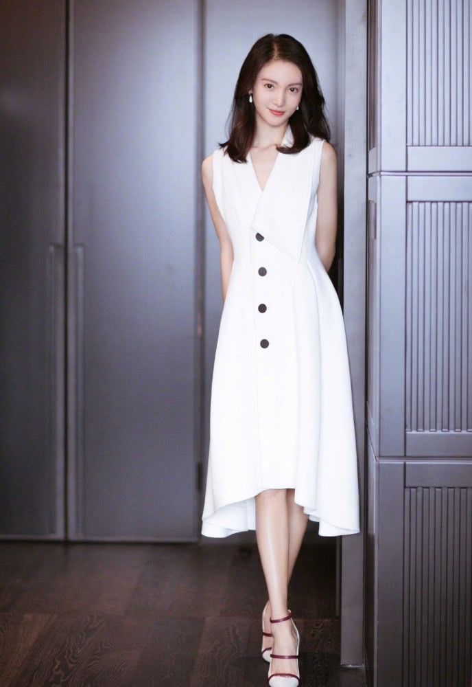 美女金晨黑色皮衣搭出了曼妙身材,收腰设计造型更是锦上添花