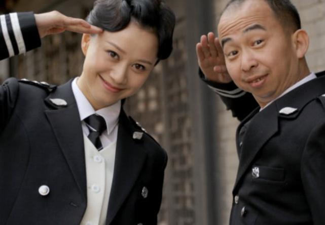 比王宝强矮比黄渤丑,红透半边天娶得老婆还漂亮,堪称人生赢家!