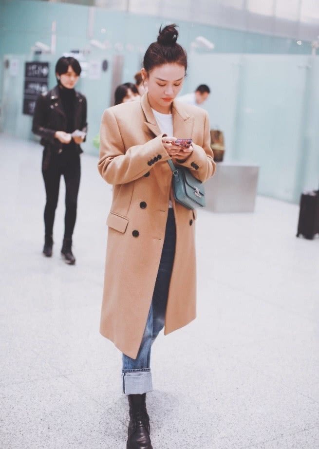美女马思纯机场街拍:把裤子塞进马丁靴改成“折三折”,这腿细到要命了!