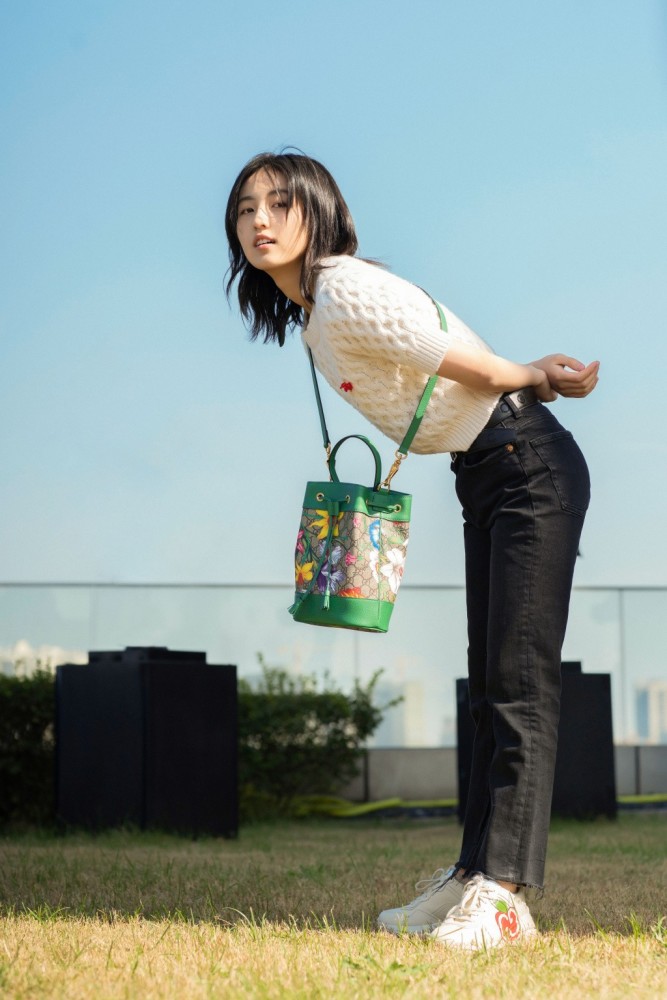 张子枫出活动穿条纹毛衣扎小辫，青春接地气也未免太可爱了吧