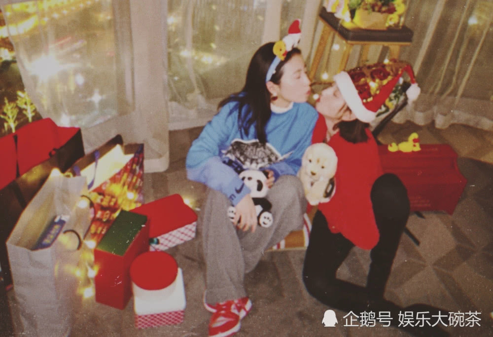 神仙姐妹同框友爱满屏!周雨彤宋祖儿一起过圣诞,笑靥如花太少女