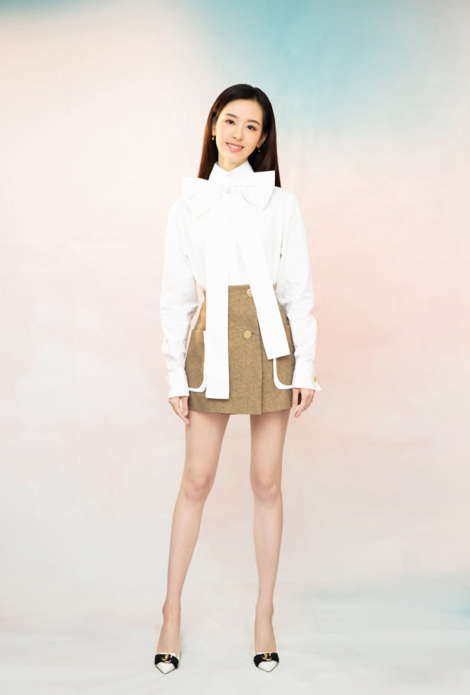 校花美女陈都灵穿连体裤配马丁靴，显高又帅气