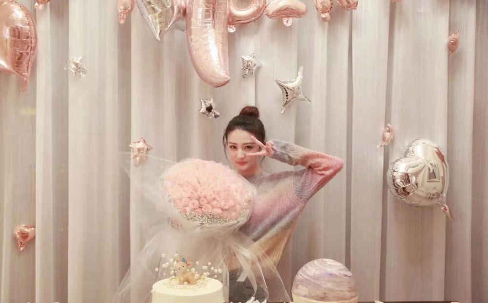美女徐璐生日晒美照,渐变色毛衣搭配丸子头,越发少女范儿