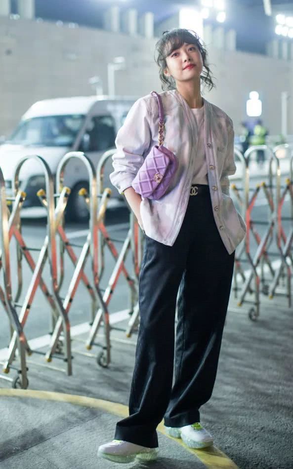美女宋茜全身造型都是香奈儿，穿双厚底高跟鞋时尚感爆棚