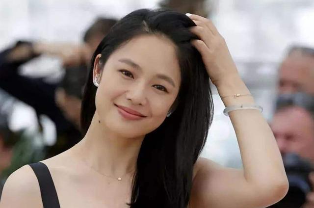 她出身富豪,因戏生情嫁给大自己16岁的姜文,如今已是3娃的妈