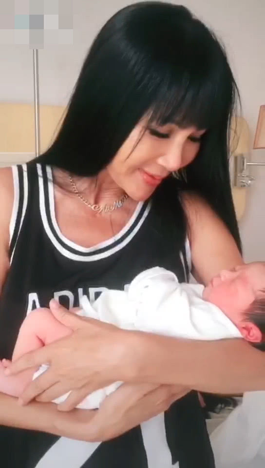 女儿宣布张咪抗癌成功已经升级做外婆，晒祖孙合影自曝悄悄完婚