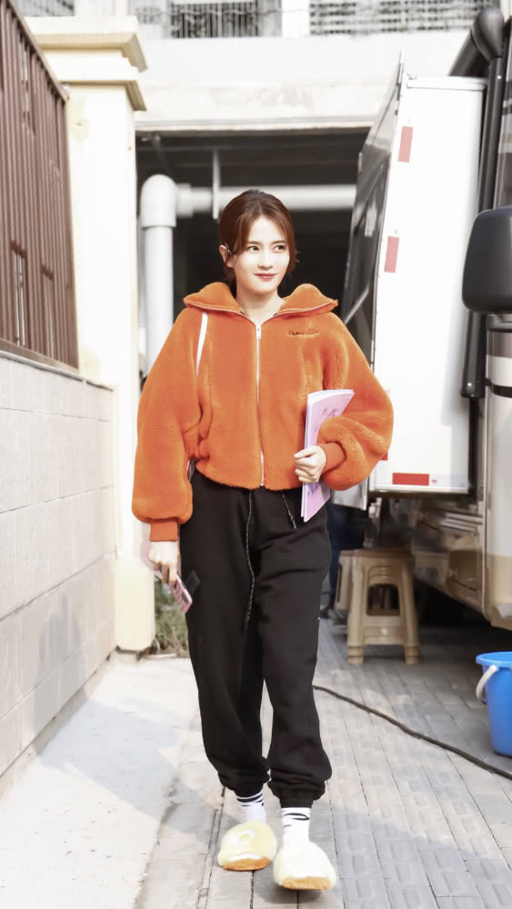 美女白鹿橘色毛绒外套配运动裤,毛拖鞋太可爱
