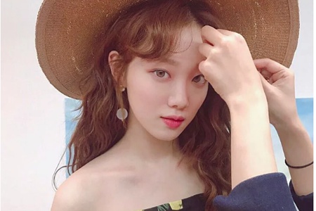 甜美少女的羊毛卷发型图片，增加发亮总有一款适合你