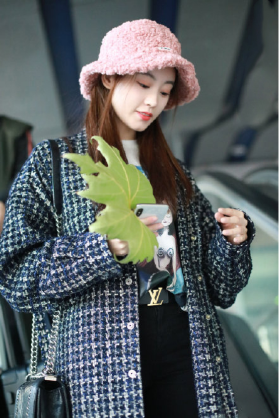 美女祝绪丹穿黑色抹胸礼服太性感,被这身造型惊艳到了