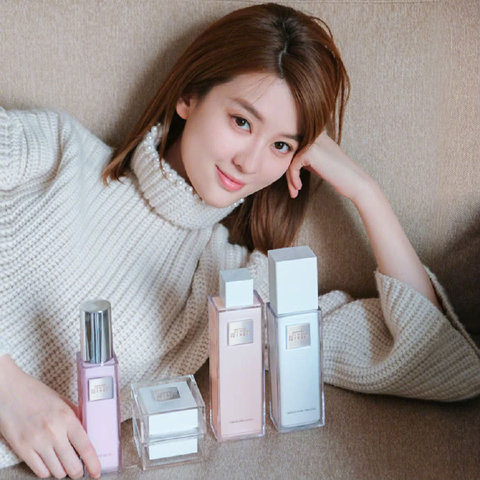 美女乔欣腰臀曲线引热议,蜕变名媛只用了一条渐变裙