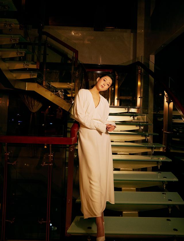 殷桃真是个丰腴美人，穿上乳白液体裙温婉动人，一抹粉唇太过撩人