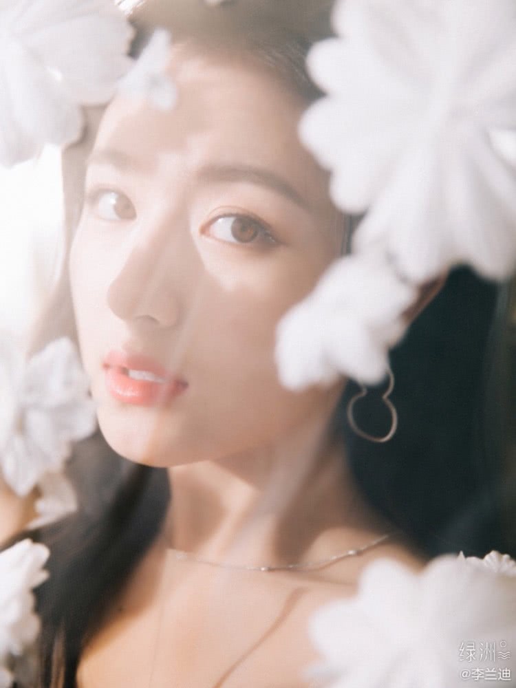 李兰迪穿白色花朵裙精致面容好一个仙女形象，尽显女神魅力