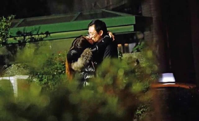 陈绮贞街头拥吻神秘男身份曝光 男方已婚且育有2个孩子疑似出轨?