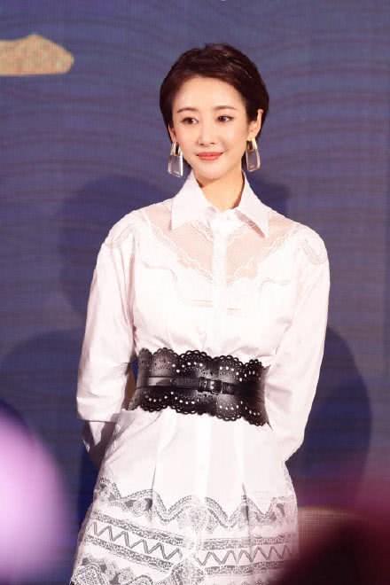 美女李沁针织短裙太唯美！但还是被抢镜