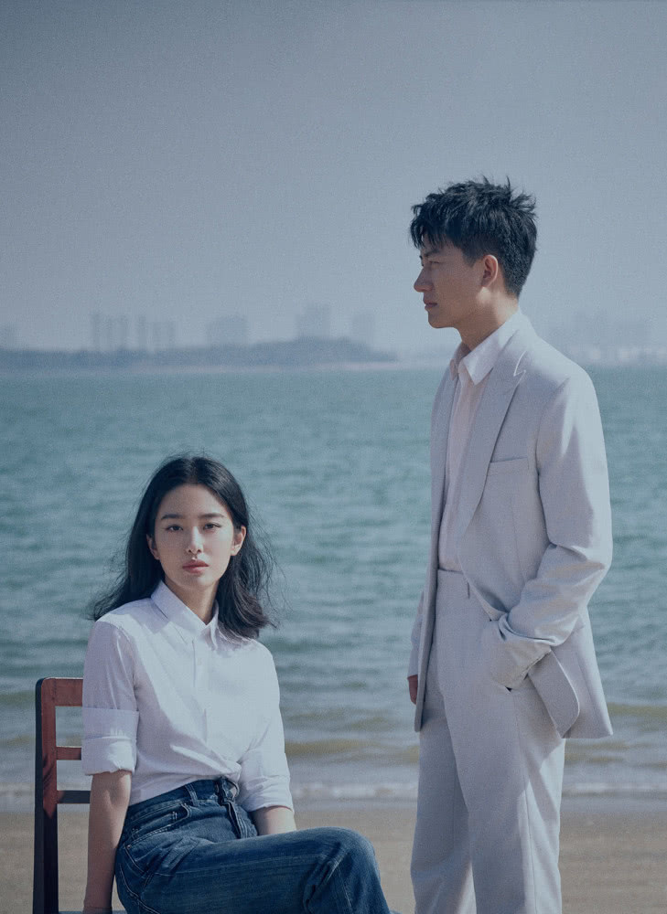 美女杨采钰白衬衫条纹背带裙亮相,气质干净纯粹