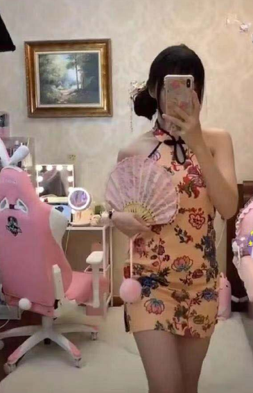 蔡萝莉放弃萝莉服，终于对旗袍下手了，暴露其身材引网友关注！