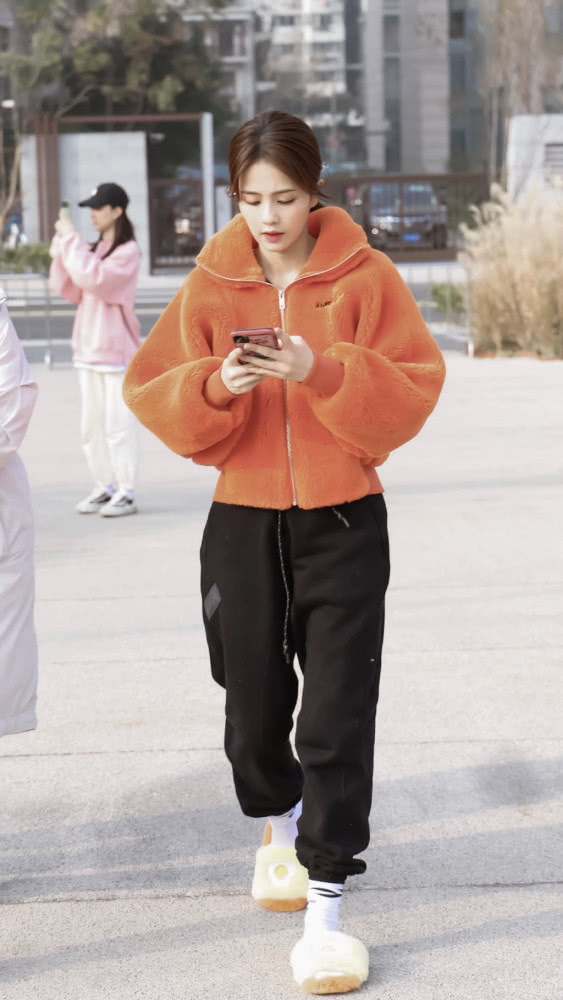 美女白鹿橘色毛绒外套配运动裤,毛拖鞋太可爱
