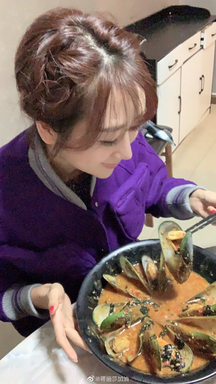 50岁陈浩民整容失败？近照双眼肿胀眼皮变宽，网友：活像男芭比