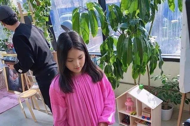 10岁王诗龄晒圣诞照,颜值上升瘦出尖下巴,名副其实白富美?