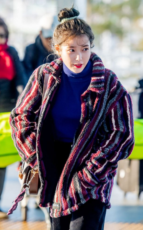 IU李知恩穿毛绒大衣配条绒裤,配奶奶盘发硬把土味穿成时尚!