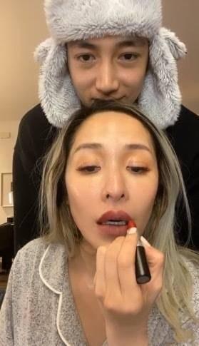 40岁萧亚轩直播素颜出镜，大方承认整容，向小16岁男友索吻秀恩爱