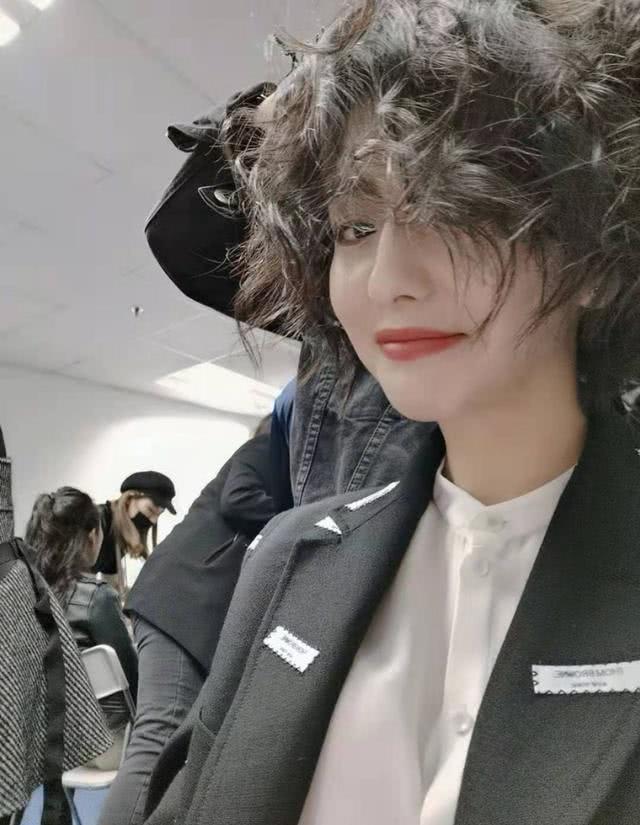 美女明星佟丽娅穿白裙秀直角肩太仙女,连脚丫都是美的