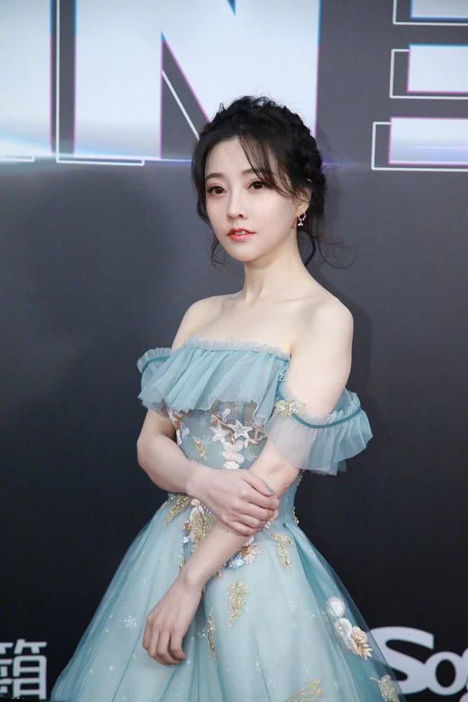 网红美女冯提莫穿蓝色薄纱仙女裙,骨架纤细像娃娃,太美了