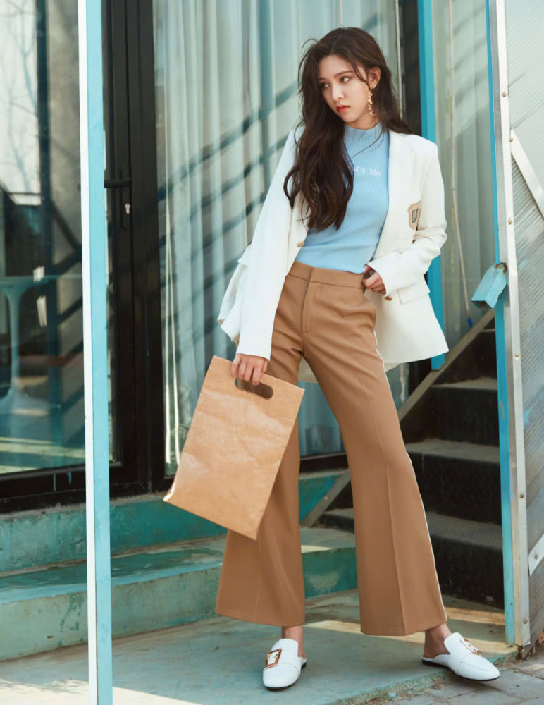 宋妍霏全黑穿衣配小白鞋，红挎包成最大亮点