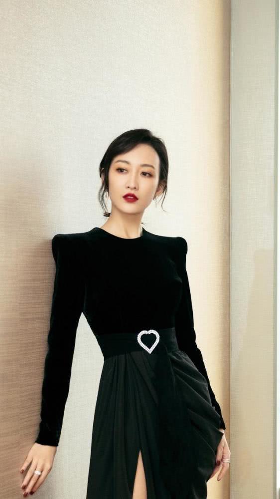 性感美女王鸥黑丝绒高开叉礼服亮相颁奖典礼,大长腿让人羡慕不已