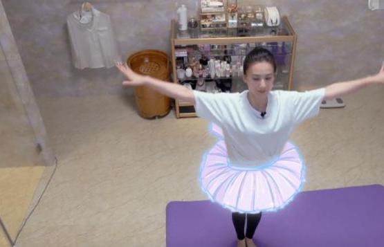 不愧是杨子的老婆,壕气!黄圣依大方送上护肤品,戚薇一脸惊讶