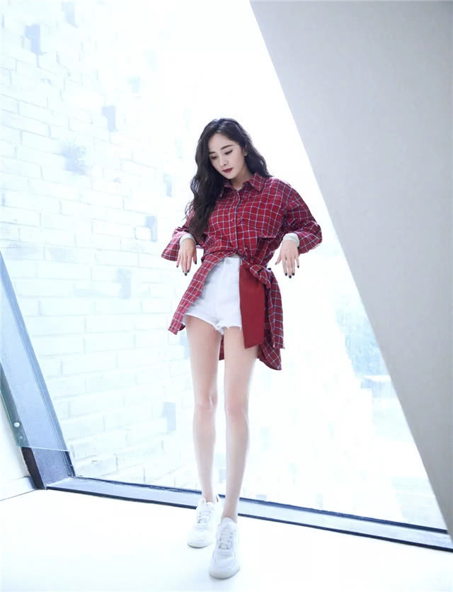 最近火了一种穿法,叫“上半身过冬,下半身过夏”,杨幂都上头了