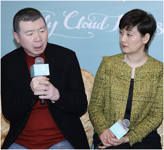 冯小刚新戏首映,全程无笑脸,小9岁妻子徐帆崇拜的眼神亮了