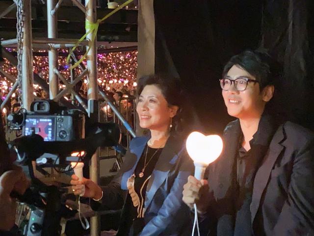 郎朗带妈妈看周杰伦演唱会，兴奋地直夸杰伦了不起，秒变迷弟