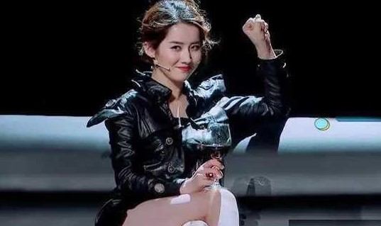 星爷一眼看中的女人,仅凭一双“奶油腿”,怎么可能不红?