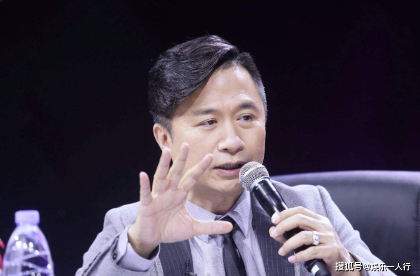 他爱上小24岁娇妻,结婚时候妻子还在上学,今46岁老来得子成赢家