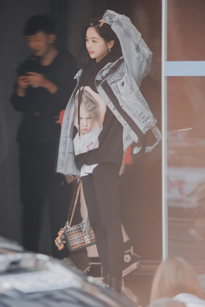 美女吴宣仪两套造型都穿牛仔外套，一个甜美一个帅气