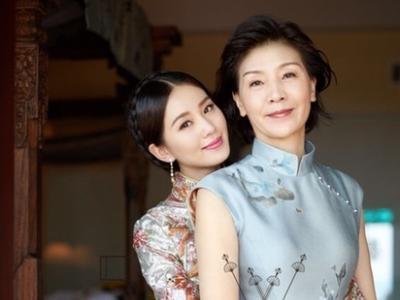 吴奇隆和丈母娘只差2岁！看到同框照片时，网友：叫妈有点尴尬