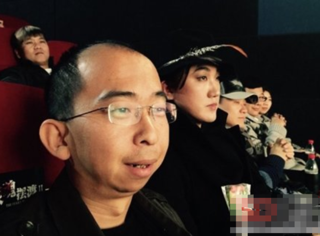 比王宝强矮比黄渤丑，红透半边天娶得老婆还漂亮，堪称人生赢家！