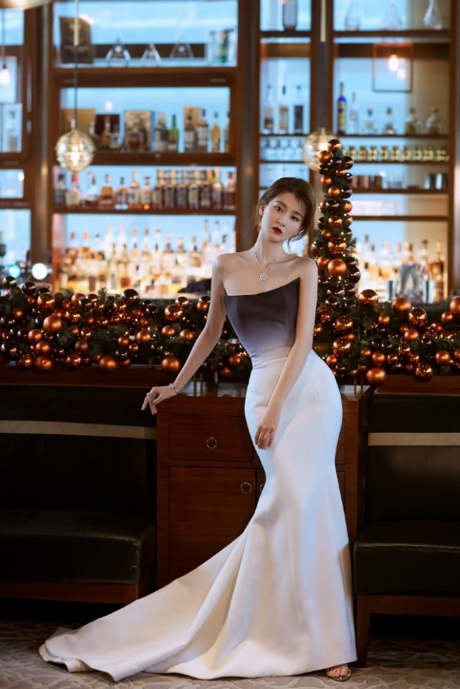 美女乔欣腰臀曲线引热议,蜕变名媛只用了一条渐变裙