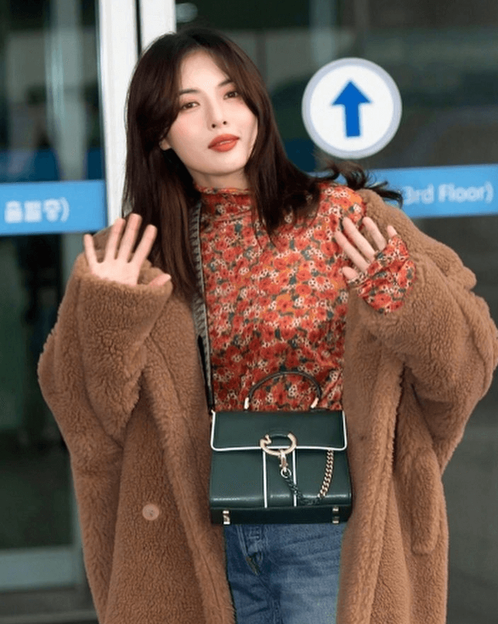 金泫雅机场街拍太任性！泰迪熊大衣搭奶奶衫也能穿出时尚感
