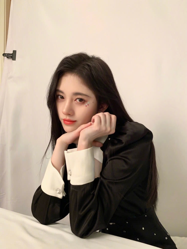 美女林允儿和鞠婧祎同是星星妆造型,不是年轻就能赢!