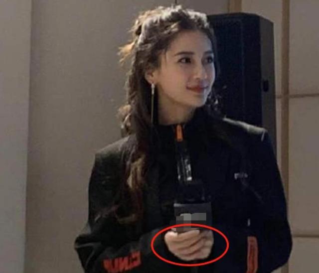 黄晓明杨颖跨年要合体？手上细节说明一切，网友：假装恩爱不累吗