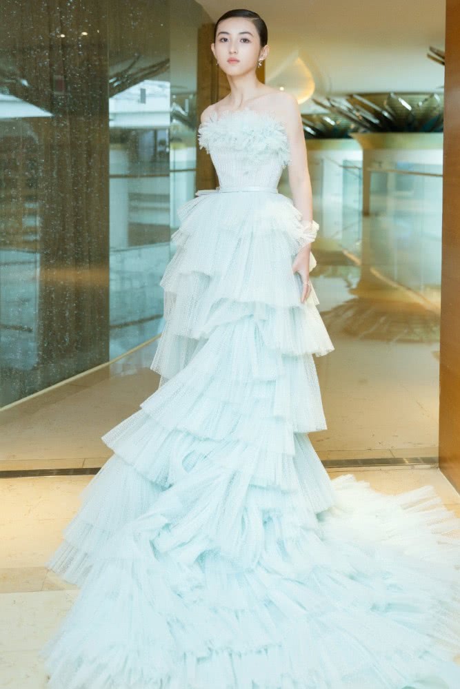 张子枫出活动穿条纹毛衣扎小辫，青春接地气也未免太可爱了吧