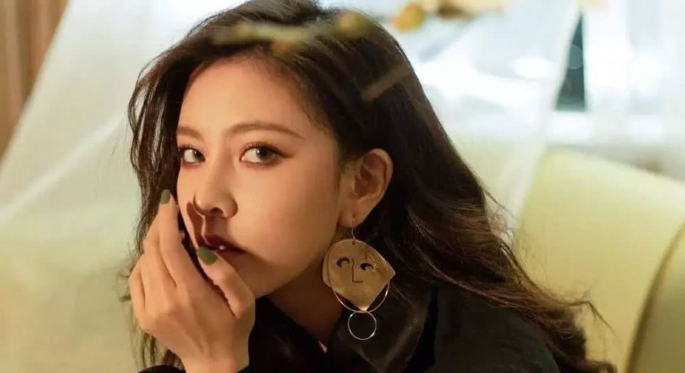 深受戚薇宋茜等女明星宠爱的夸张耳饰，时髦到让你抛弃所有耳钉