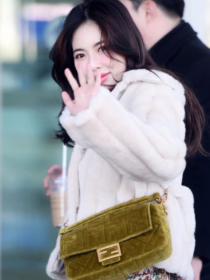 韩国美女明星金泫雅淡妆也很美,羊羔毛外套搭配碎花裙少女感十足!