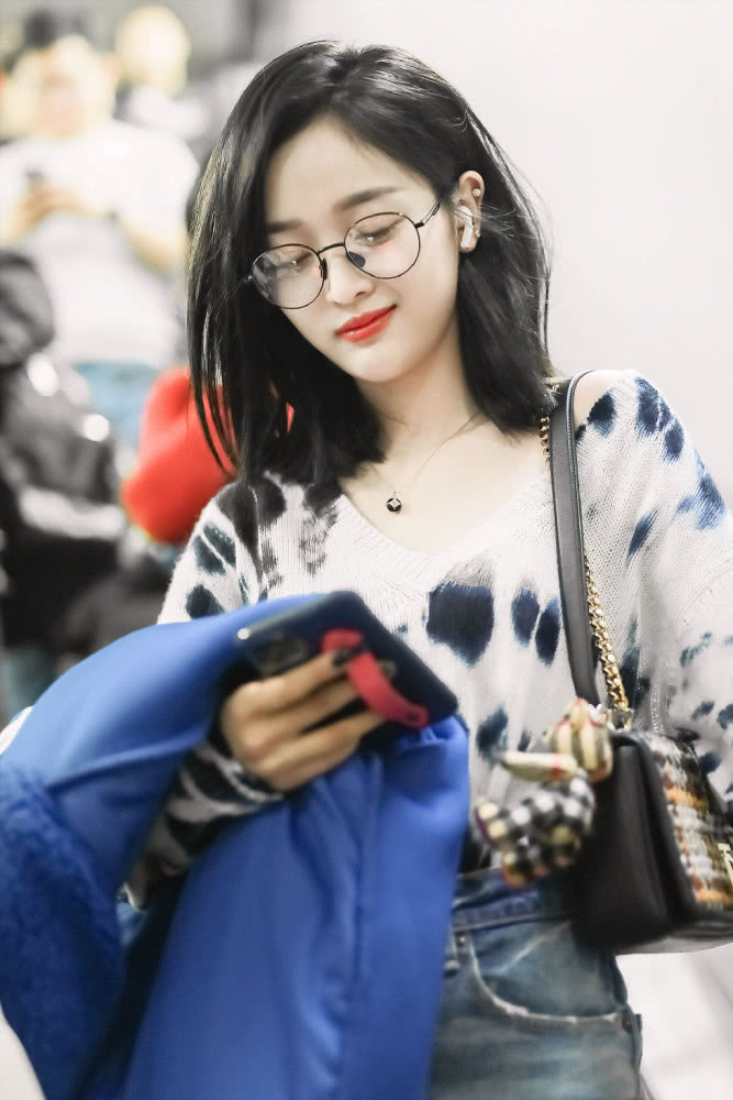 美女吴宣仪机场街拍,蓝色毛绒外套加马丁靴,温暖风度全都要