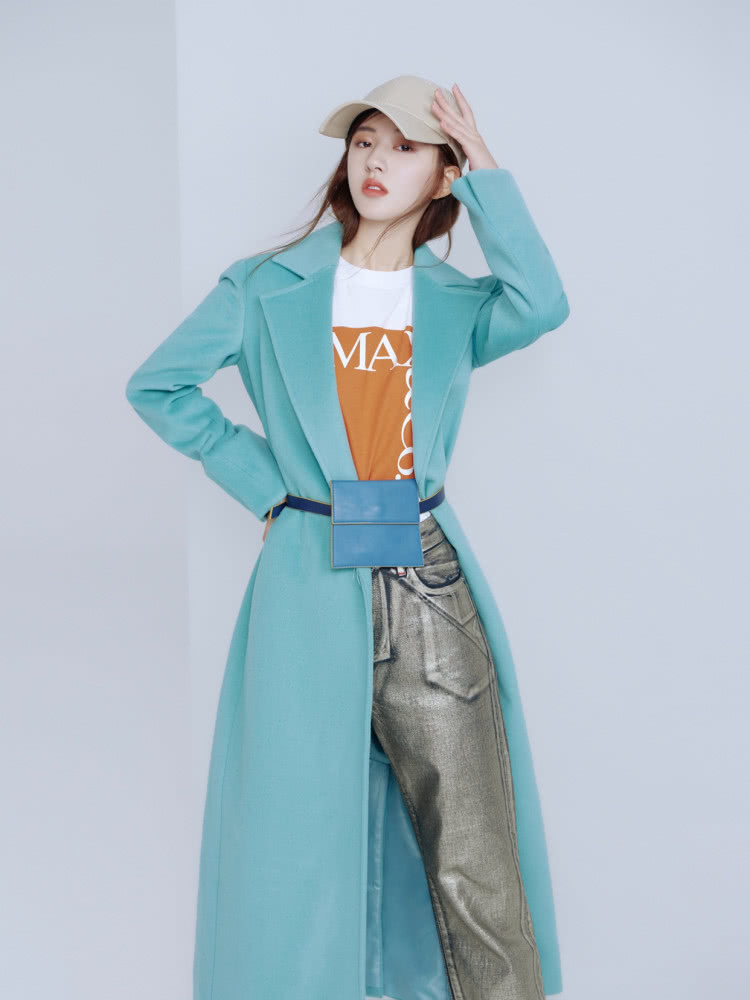 美女赵露思拍时尚杂志，连体裤配西装清纯优雅，这气质太好了